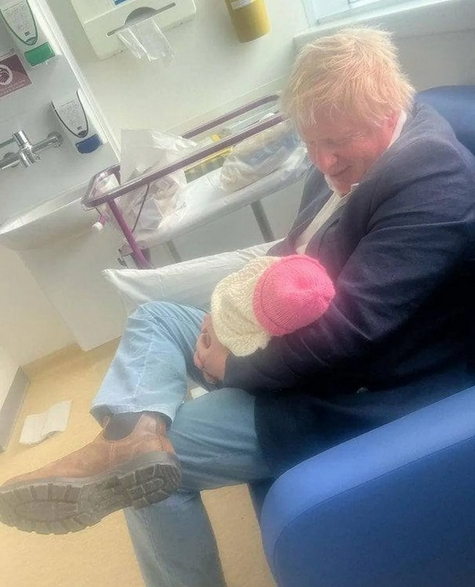 万宝优配 英媒：英国前首相鲍里斯·约翰逊再添一女，已是九个孩子的父亲